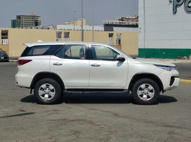 Car image 4