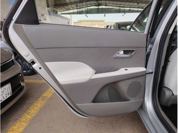 Car image 16