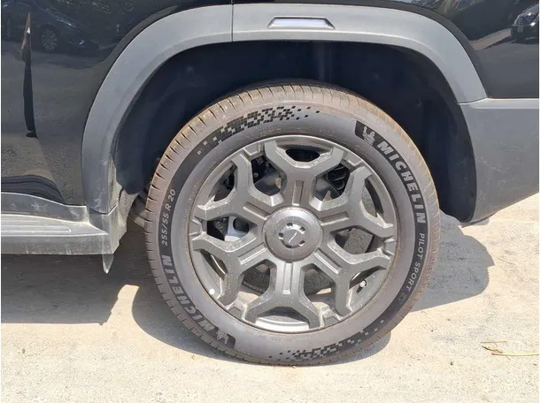 Car image 9