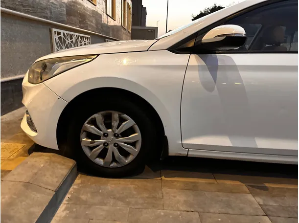 Car image 9