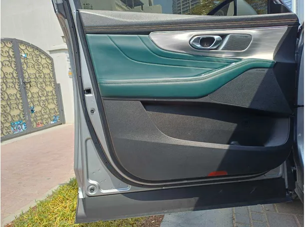 Car image 10