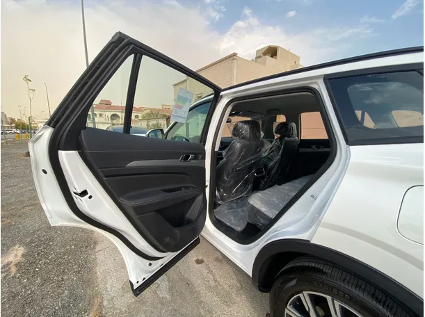 Car image 12