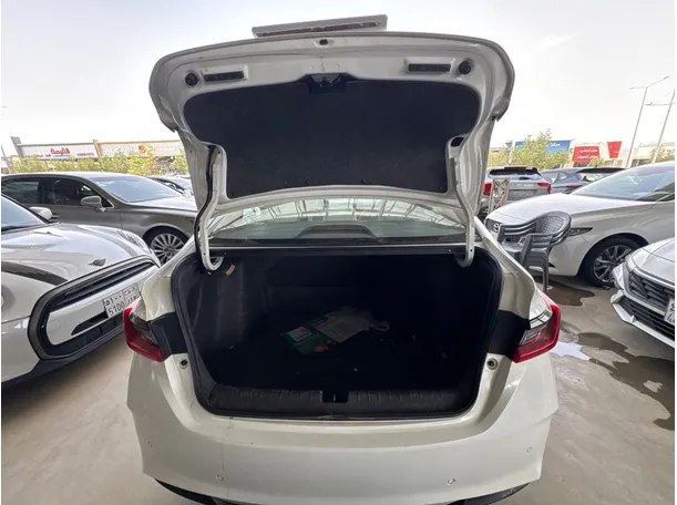 Car image 16