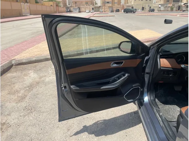 Car image 10