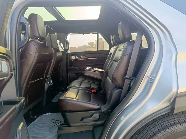 Car image 18