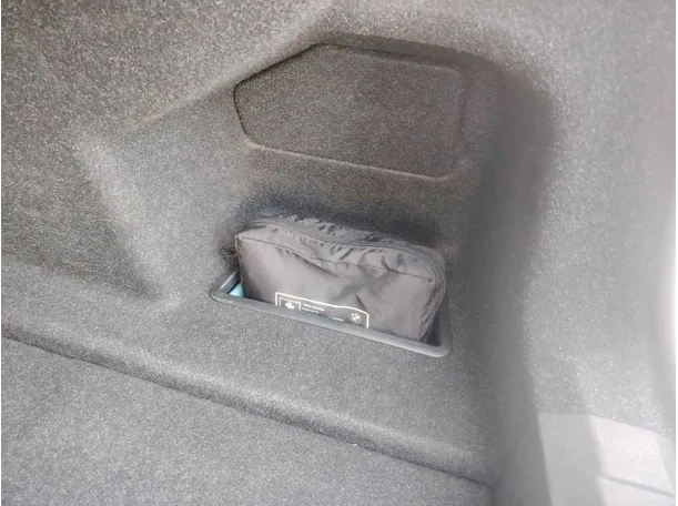 Car image 29