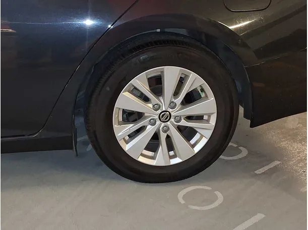 Car image 9