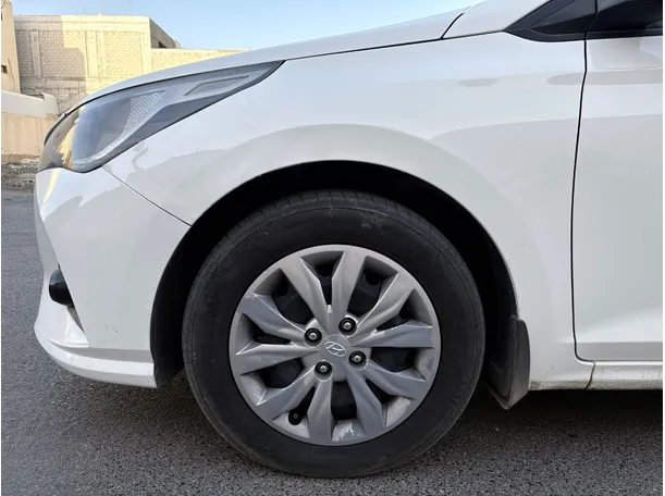 Car image 9