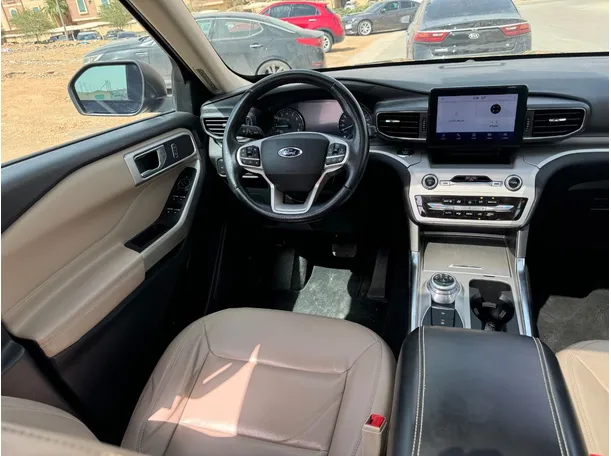 Car image 19