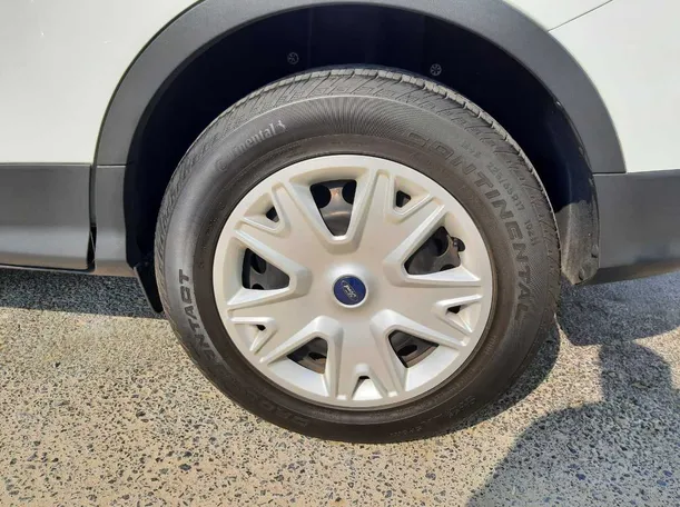 Car image 9