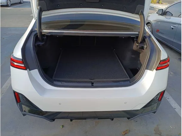 Car image 19