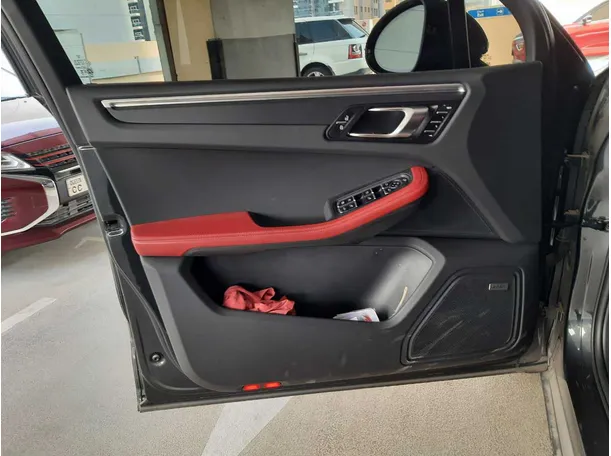 Car image 10