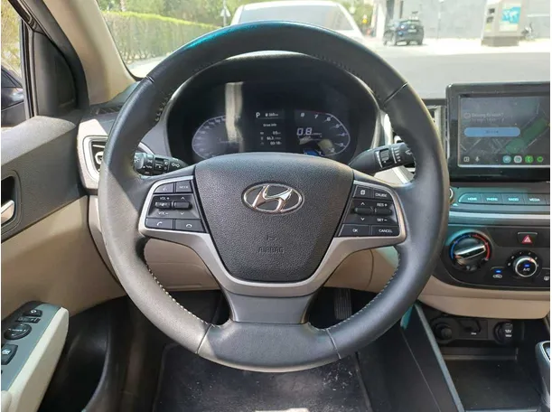 Car image 14