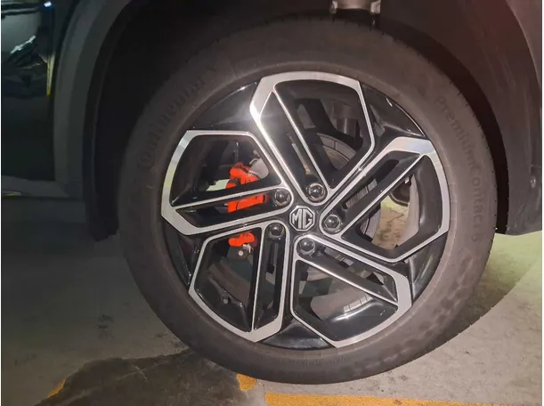 Car image 4