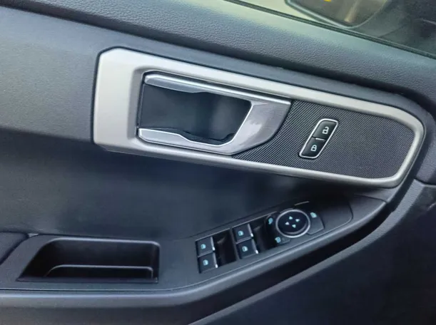 Car image 30