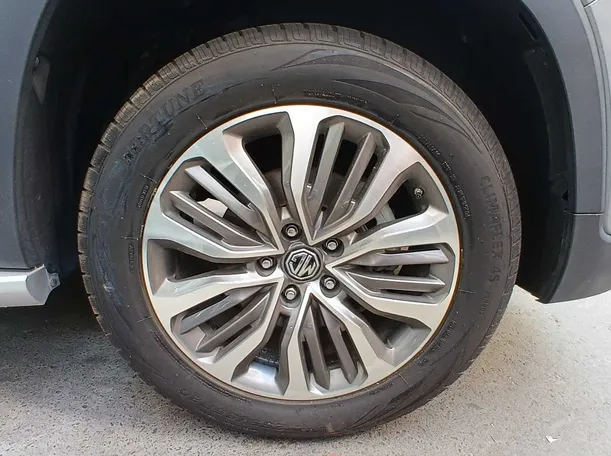 Car image 9