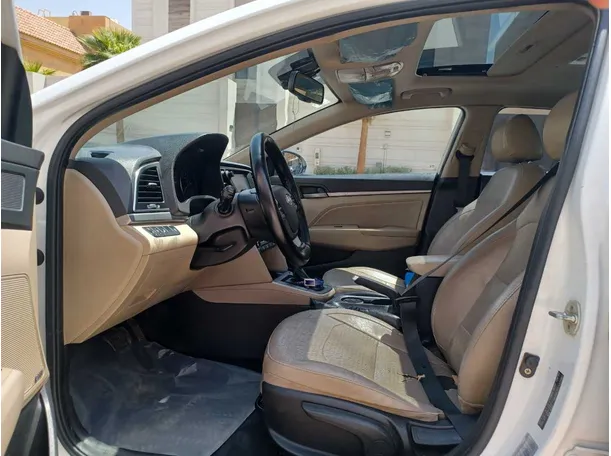 Car image 12
