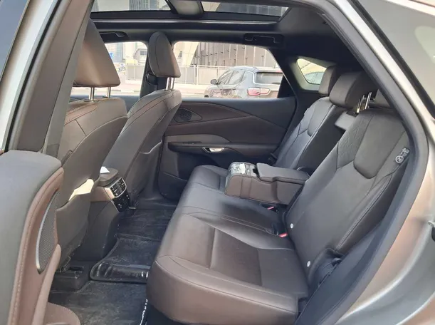 Car image 13