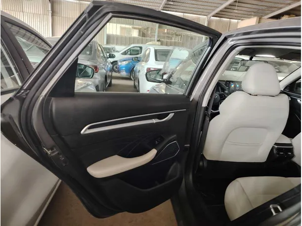 Car image 16