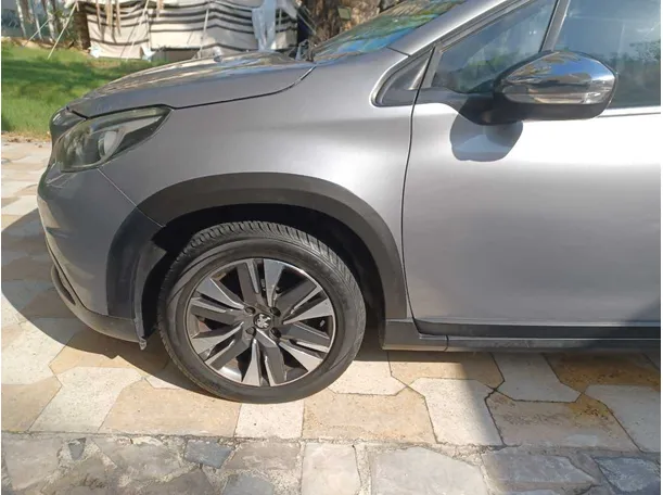 Car image 9