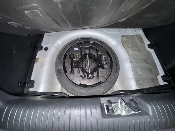 Car image 17
