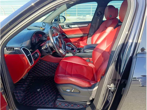 Car image 14
