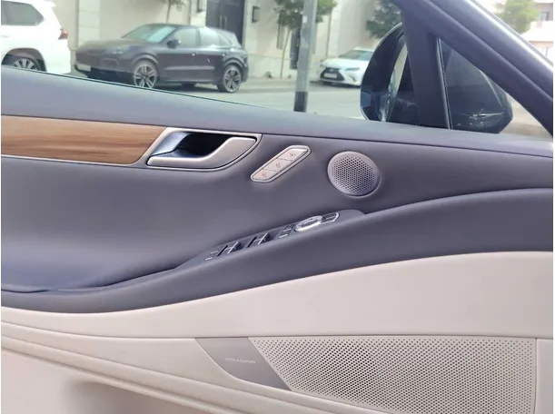 Car image 30
