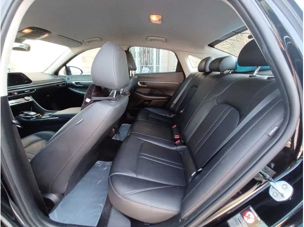 Car image 12