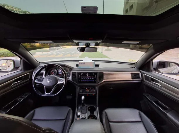 Car image 19