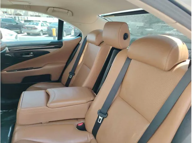 Car image 19