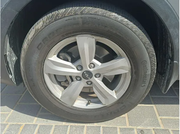 Car image 9