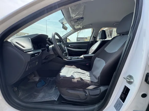Car image 10