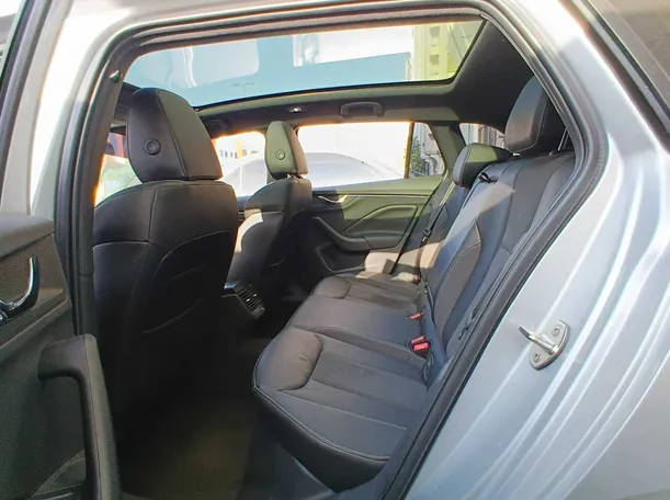 Car image 13