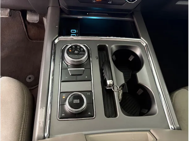Car image 19