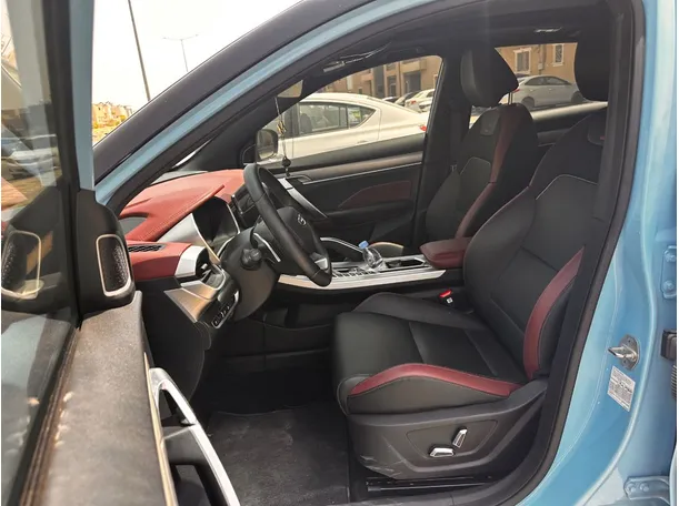 Car image 12
