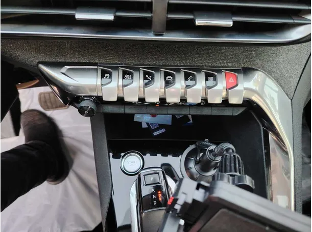 Car image 25