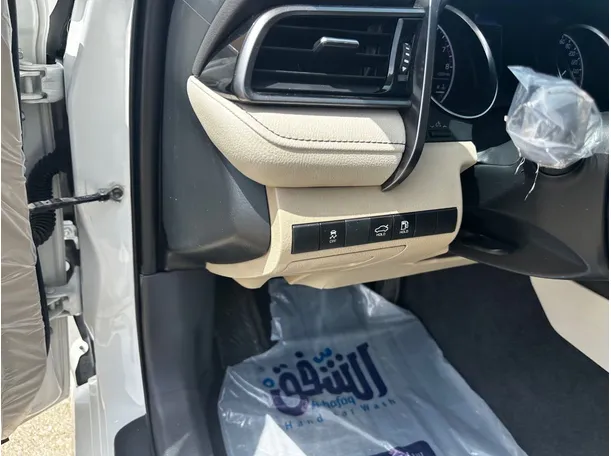 Car image 26