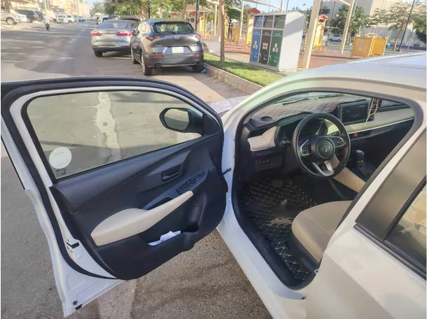 Car image 11