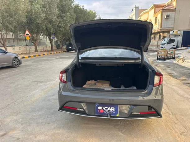 Car image 19