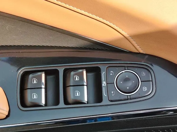 Car image 30
