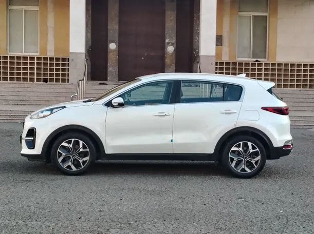 Car image 8