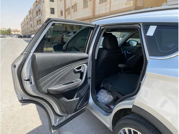 Car image 12