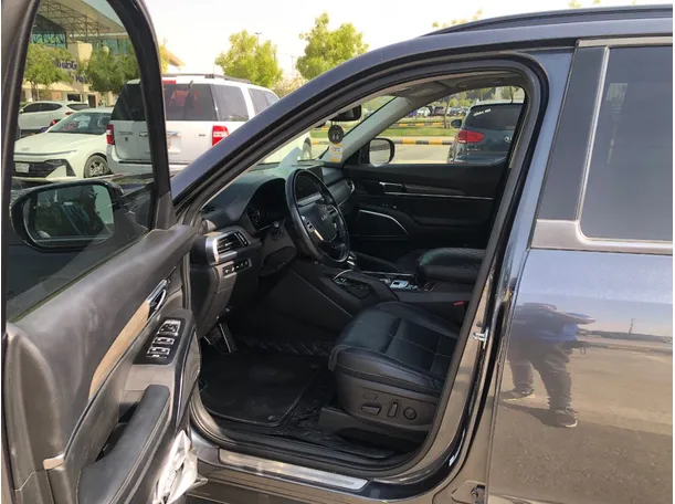 Car image 12