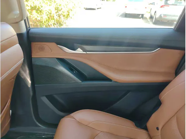 Car image 30