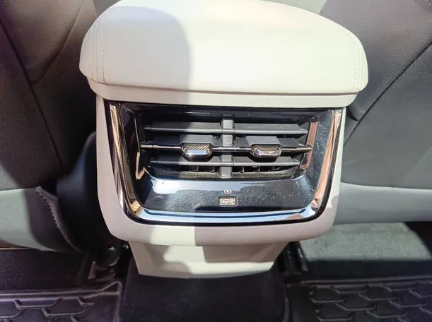 Car image 30