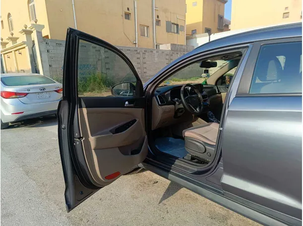 Car image 11