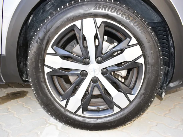 Car image 14