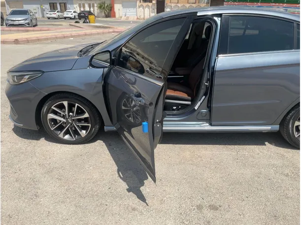 Car image 11