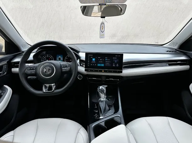 Car image 16