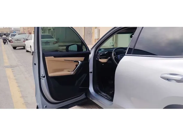 Car image 10